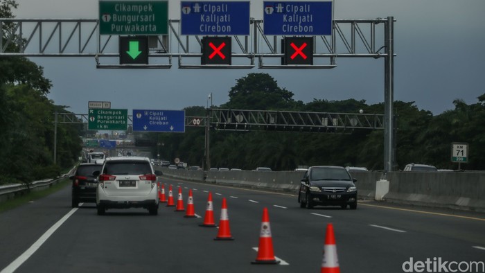Kendaraan melaju di ruas Tol Cikampek, Sabtu (13/4/2024). Polri menambah contraflow dari Tol Jakarta Cikampek KM 70 sampai dengan KM 47 menjadi dua lajur. Ini guna mengurai kepadatan arus balik.