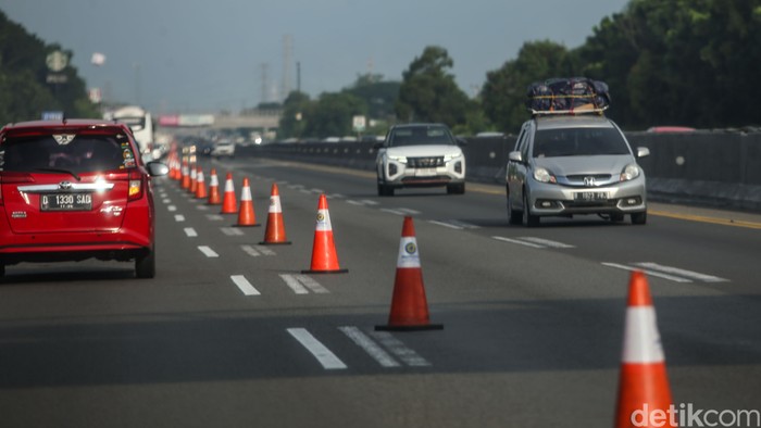 Kendaraan melaju di ruas Tol Cikampek, Sabtu (13/4/2024). Polri menambah contraflow dari Tol Jakarta Cikampek KM 70 sampai dengan KM 47 menjadi dua lajur. Ini guna mengurai kepadatan arus balik.