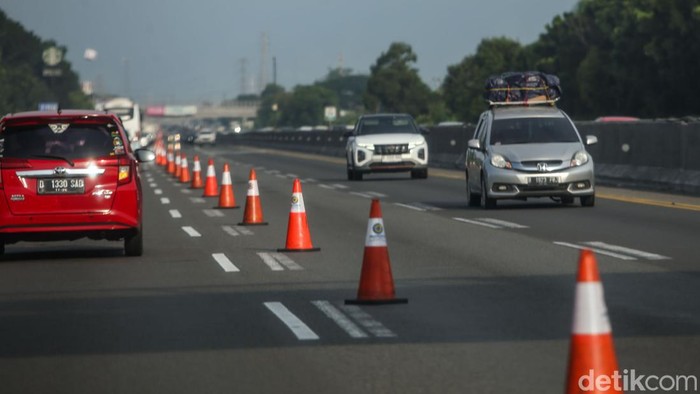 Kendaraan melaju di ruas Tol Cikampek, Sabtu (13/4/2024). Polri menambah contraflow dari Tol Jakarta Cikampek KM 70 sampai dengan KM 47 menjadi dua lajur. Ini guna mengurai kepadatan arus balik.