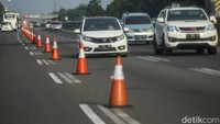 Volume lalu lintas di Tol Jakarta-Cikampek meningkat selama periode arus balik Hari Raya Idulfitri 1445 Hijriah. Hal itu membuat polisi memberlakukan contraflow hingga 2 lajur.