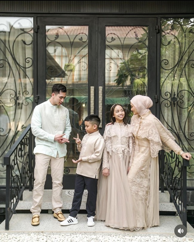 Verrell Bramasta pun terlihat akrab dengan putra dari Putri Zulhas. Keduanya kompak berpose seolah sedang melakukan suit saat sesi foto bersama. Sedangkan Putri Zulhas berpose merangkul putrinya sambil tersenyum dan bertatap muka. Foto: dok. Instagram @bramastavrl