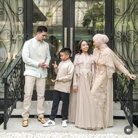 Verrell Bramasta pun terlihat akrab dengan putra dari Putri Zulhas. Keduanya kompak berpose seolah sedang melakukan suit saat sesi foto bersama. Sedangkan Putri Zulhas berpose merangkul putrinya sambil tersenyum dan bertatap muka. Foto: dok. Instagram @bramastavrl