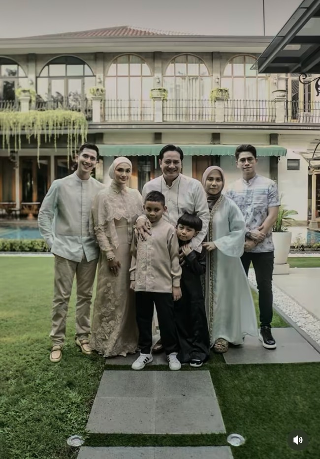 Wanita 35 tahun itu mengambil posisi di sebelah Verrell Bramasta. Ayah Verrell, Ivan Fadila juga merangkul putra dari Putri Zulhas. Foto: dok. Instagram @bramastavrl
