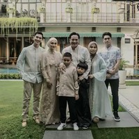 Wanita 35 tahun itu mengambil posisi di sebelah Verrell Bramasta. Ayah Verrell, Ivan Fadila juga merangkul putra dari Putri Zulhas. Foto: dok. Instagram @bramastavrl