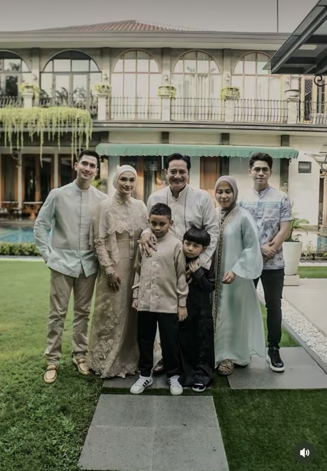Putri Zulhas dan kedua anaknya juga ikut sesi foto keluarga Verrell Bramasta. Seperti yang terlihat dalam unggahan akun Instagram adik Verrell, Athalla Naufal. Foto: dok. Instagram @bramastavrl