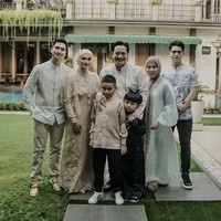 Putri Zulhas dan kedua anaknya juga ikut sesi foto keluarga Verrell Bramasta. Seperti yang terlihat dalam unggahan akun Instagram adik Verrell, Athalla Naufal. Foto: dok. Instagram @bramastavrl