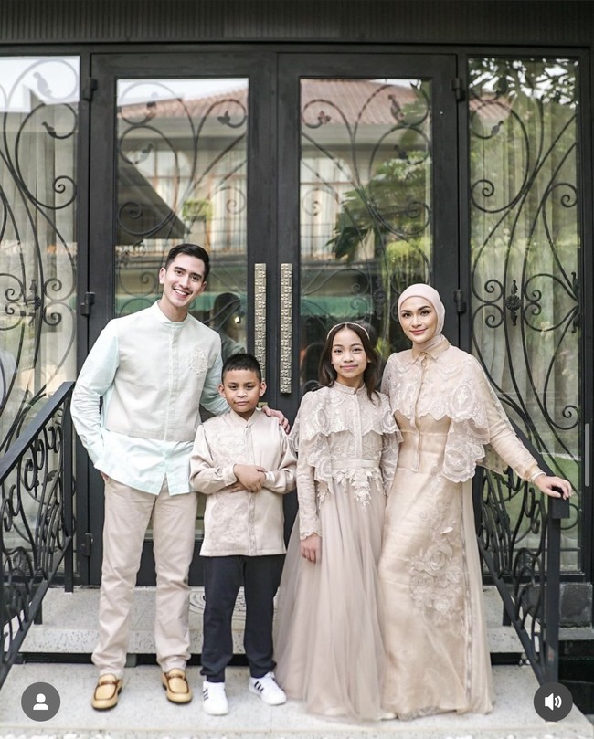 Putri Zulhas alias Futri Zulya Savitri tampak memakai baju Lebaran bernuansa gold bersama kedua anaknya. Meskipun tak memakai baju seragam yang sama, Verrell Bramasta tetap terlihat serasi dengan keluarga Putri Zulhas karena memakai sepasang celana khaki. Foto: dok. Instagram @bramastavrl