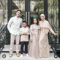 Putri Zulhas alias Futri Zulya Savitri tampak memakai baju Lebaran bernuansa gold bersama kedua anaknya. Meskipun tak memakai baju seragam yang sama, Verrell Bramasta tetap terlihat serasi dengan keluarga Putri Zulhas karena memakai sepasang celana khaki. Foto: dok. Instagram @bramastavrl