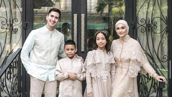 7 Foto Verrell Bramasta Rayakan Lebaran Bersama Putri Zulkifli Hasan