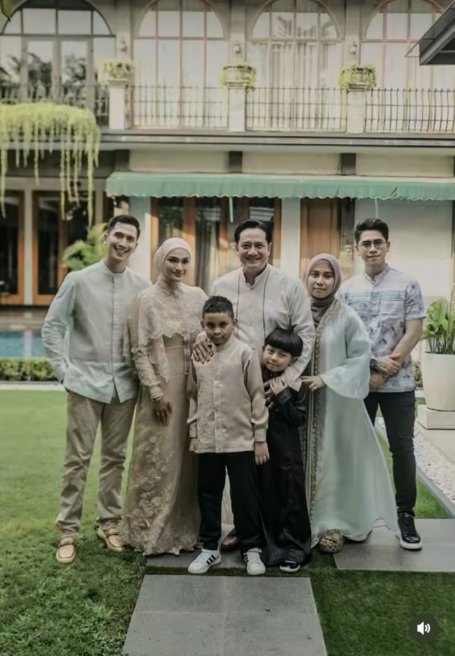 Momen kebersamaan keluarga Verrell Bramasta dan Putri Zulhas di hari Lebaran menjadi perbincangan penggemar. Perbedaan usia mereka jadi sorotan. Mengingat Verrell lahir pada tahun 1996, sedangkan Putri lahir pada tahun 1988. Foto: dok. Instagram @bramastavrl