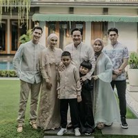 Momen kebersamaan keluarga Verrell Bramasta dan Putri Zulhas di hari Lebaran menjadi perbincangan penggemar. Perbedaan usia mereka jadi sorotan. Mengingat Verrell lahir pada tahun 1996, sedangkan Putri lahir pada tahun 1988. Foto: dok. Instagram @bramastavrl