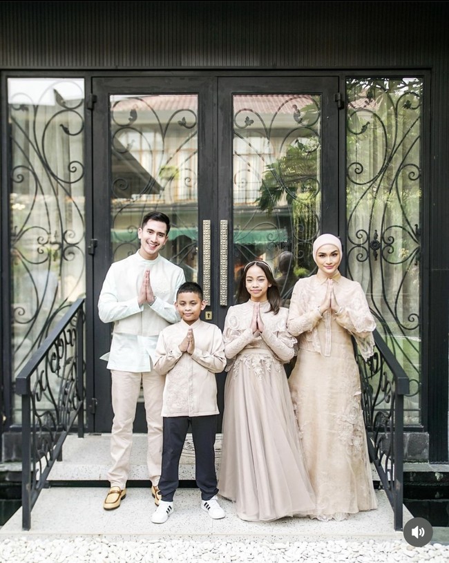 Kedekatan Verrell Bramasta dengan anak Menteri Perdagangan RI Zulkifli Hasan, Putri menjadi sorotan selama satu tahun terakhir. Dalam perayaan Lebaran 2024, Verrell Bramasta kini berkumpul bersama Putri Zulhas juga kedua anak dari Putri. Foto: dok. Instagram @bramastavrl