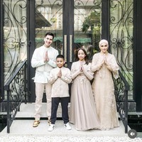 Kedekatan Verrell Bramasta dengan anak Menteri Perdagangan RI Zulkifli Hasan, Putri menjadi sorotan selama satu tahun terakhir. Dalam perayaan Lebaran 2024, Verrell Bramasta kini berkumpul bersama Putri Zulhas juga kedua anak dari Putri. Foto: dok. Instagram @bramastavrl