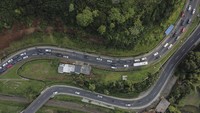 Jelang puncak arus balik, ruas jalan tersebut mengalami kepadatan volume kendaraan. Puncak arus balik lebaran 2024 diprediksi bakal terjadi pada Minggu (14/4) dan Senin (15/4).