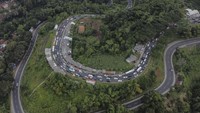 Foto udara kendaraan pemudik memadati Jalur Selatan di Lingkar Gentong, Kabupaten Tasikmalaya, Jawa Barat, Sabtu (13/4/2024).
