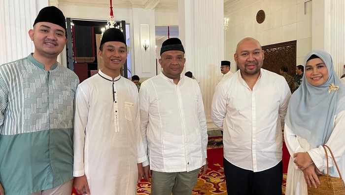 Wamenaker Silaturahmi dengan Jokowi-Prabowo di Open House Istana Negara Wakil Menteri Ketenagakerjaan (Wamenaker) Afriansyah Noor menghadiri acara open house Idul Fitri 1445 Hijriah yang digelar Presiden Joko Widodo (Jokowi) di Istana Negara, Jakarta pada Rabu (10/4).