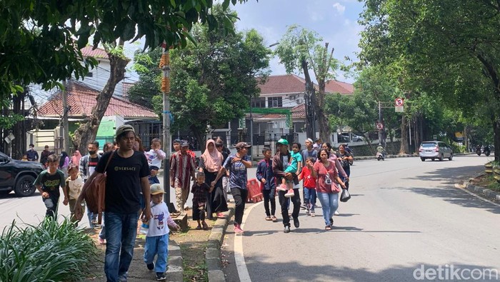 Warga berjalan kaki menuju pintu masuk Taman Margasatwa Ragunan imbas kemacetan. (Mulia Budi/detikcom).