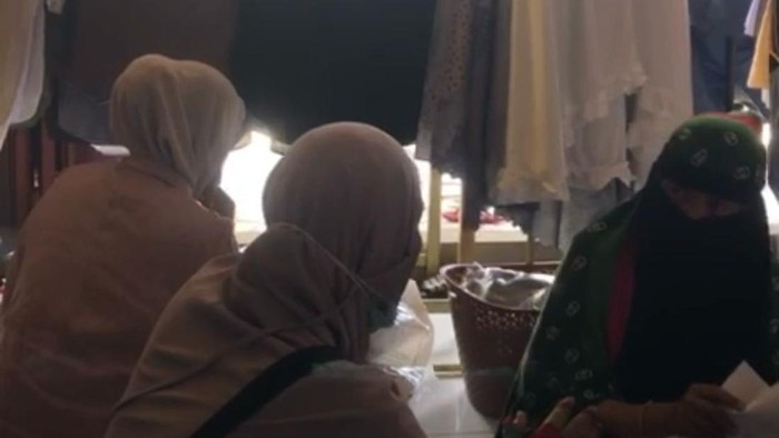 Warga dan pengurus panti asuhan saat menginterogasi pelaku (tengah) penipuan berkedok sumbangan panti asuhan di Parepare, Sulsel.