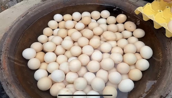 Wow! Yenny di China Masak 1000 Butir Telur Opor