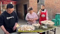 Yenny mengaku ia merebus 1000 telur itu dari siang sampai sore. Yenny dibantu dengan mertua dan suaminya pun lanjut mengupas kulit telur. Foto: YouTube / Yenny di China