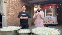 Begini tampilan 1000 telur untuk masak opor itu. Setelah 1000 telurnya selesai dikupas, Yenny lanjut siapkan bahan lain. Foto: YouTube / Yenny di China