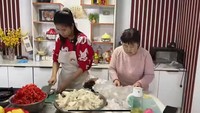 YouTuber Indonesia yang tinggal di China itu dibantu sang mertua menyiapkan bahan lain. Mulai dari memotong tahu sampai cabai merah. Foto: YouTube / Yenny di China