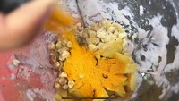 Tentu, YouTuber yang menikah dengan orang China itu juga menyiapkan bumbu opornya. Yenny menyiapkan dan menggiling bumbu sendiri, tanpa menggunakan bumbu sachet. Foto: YouTube / Yenny di China