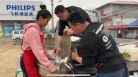 Setelah semua bahan siap, ia pun pergi ke suatu spot tempat membagi opor itu. Di sana, ia dan suaminya mulai menyiapkan semua bahan agar bisa langsung dimasak. Foto: YouTube / Yenny di China