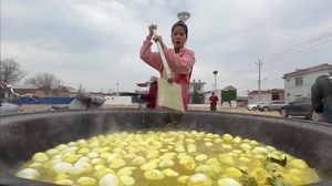 Wow! Yenny di China Masak 1000 Butir Telur Opor