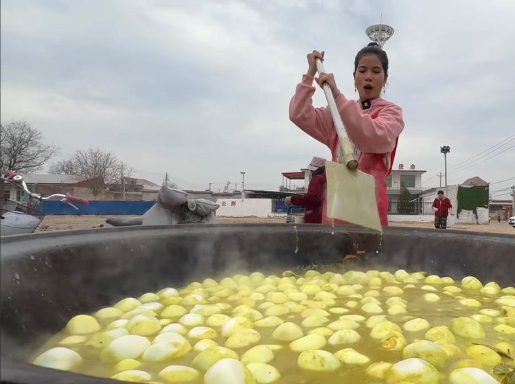 Wow! Yenny di China Masak 1000 Butir Telur Opor