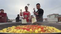 Yenny lanjut memasukkan tahu yang sudah digoreng hingga cabai merah. Cabainya pun hanya untuk penambah warna saja. Foto: YouTube / Yenny di China