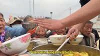  Setelah opor 1000 telurnya jadi, warga di desa China pun langsung berebut ingin mencicipi opor telur ini. Seru ya? Foto: YouTube / Yenny di China
