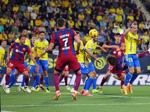 CADIZ, SPAIN - APRIL 13: Joao Felix of FC Barcelona scores his teams first goal from an overhead kick during the LaLiga EA Sports match between Cadiz CF and FC Barcelona at Estadio Nuevo Mirandilla on April 13, 2024 in Cadiz, Spain. (Photo by Fran Santiago/Getty Images) (Photo by Fran Santiago/Getty Images)