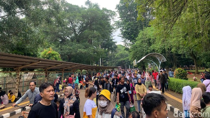 Ragunan Dipadati 24 Ribu Wisatawan saat Momen Puncak Libur Lebaran