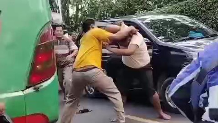 Polisi Usut Kasus Kekerasan Supir Bus dan Pemilik Mobil di Bojonegoro