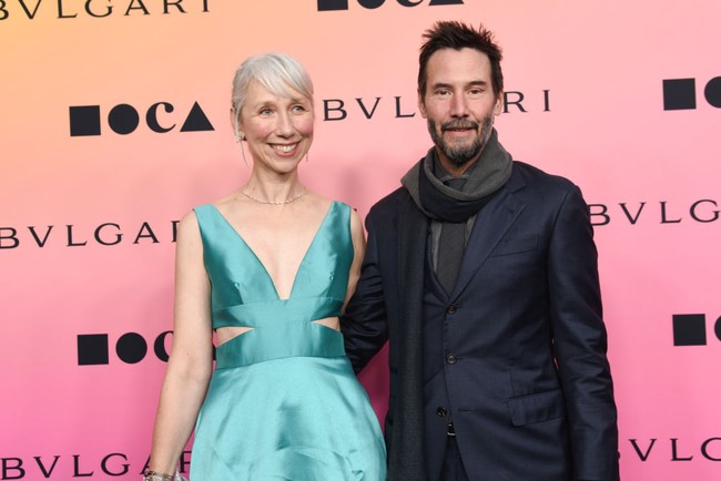 Keanu Reeves dan pacarnya Alexandra Grant menghadiri MOCA Gala 2024 di The Geffen Contemporary at MOCA, Los Angeles, California, pada Sabtu (13/4/2024). Foto: Getty Images/WireImage/Olivia Wong