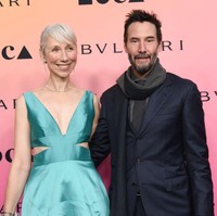 Keanu Reeves dan pacarnya Alexandra Grant menghadiri MOCA Gala 2024 di The Geffen Contemporary at MOCA, Los Angeles, California, pada Sabtu (13/4/2024). Foto: Getty Images/WireImage/Olivia Wong