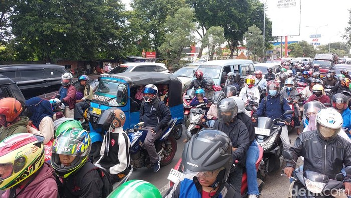 Antrean kendaraan di jalur arteri pantura Cirebon pada H+ mudik Lebaran 2024.
