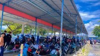 Foto: Antrean pengendara motor di Pelabuhan Bajoe, Bone, Sulsel. (Agung Pramono/detikSulsel)