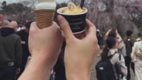 Melalui foto es krim di tengah bunga sakura bermekaran ini, Anya ternyata tak pergi sendirian. Ia diduga pergi bersama Chef Reynold Poernomo. Foto: Instagram @anyageraldine