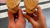 Foto es krim yang diunggah oleh Anya ke Instagram Story miliknya ini juga mencuri perhatian netizen. Apalagi adanya simbol hati di tengah-tengah es krim tersebut. Foto: Instagram @anyageraldine