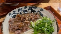 Udon juga tak dilewatkan untuk dicicipi. Menunya ada udon kering dan berkuah yang dipadukan dengan daging hingga mentaiko. Foto: Instagram @anyageraldine