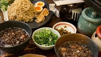Tak hanya menikmati es krim, tapi Anya juga tak melewatkan waktunya menikmati ramen. Ia menikmati ramen itu bersama seseorang di depannya. Foto: Instagram @anyageraldine