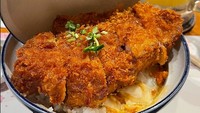 Rice bowl dengan topping katsu yang jumbo ini juga dicicipi oleh Anya. Porsinya sangat besar membuat Anya sedikit terkejut. Foto: Instagram @anyageraldine