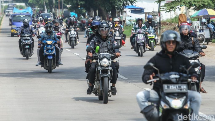 Sejumlah pemotor melintas di jalan Pantura, Karawang, Minggu (14/4/2024).