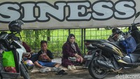 Sejumlah pemudik tampak beristirahat sejenak di pinggir jalan.