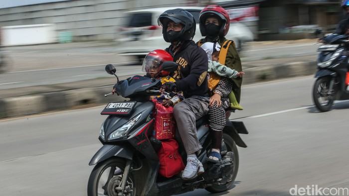 Sejumlah pemotor melintas di jalan Pantura, Karawang, Minggu (14/4/2024).