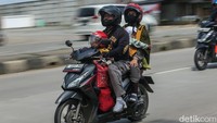 Lalu lintas didominasi oleh arus balik mudik dengan menggunakan sepeda motor dari arah Jawa menuju Jakarta.