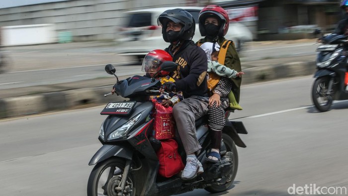 Sejumlah pemotor melintas di jalan Pantura, Karawang, Minggu (14/4/2024).