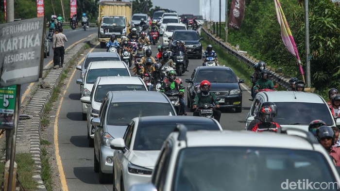 Sejumlah pemotor melintas di jalan Pantura, Karawang, Minggu (14/4/2024).